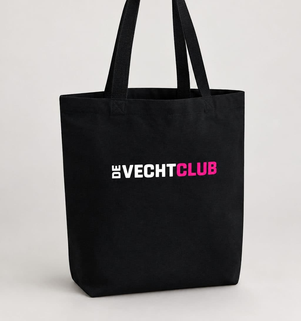 De zwarte De Vechtclub-tas rechtop op een lichte achtergrond