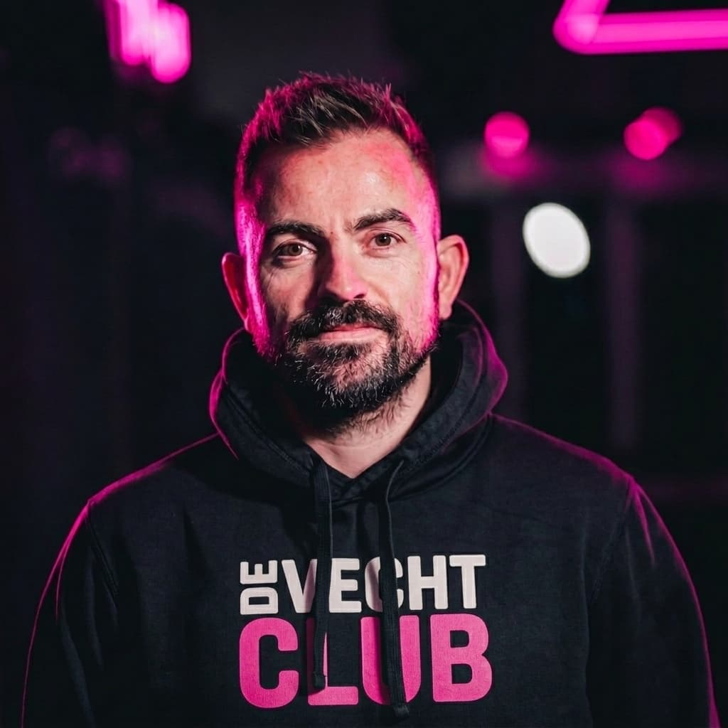 Kevin in een zwarte De Vechtclub-hoodie in de zaal, met roze neonlicht op de achtergrond